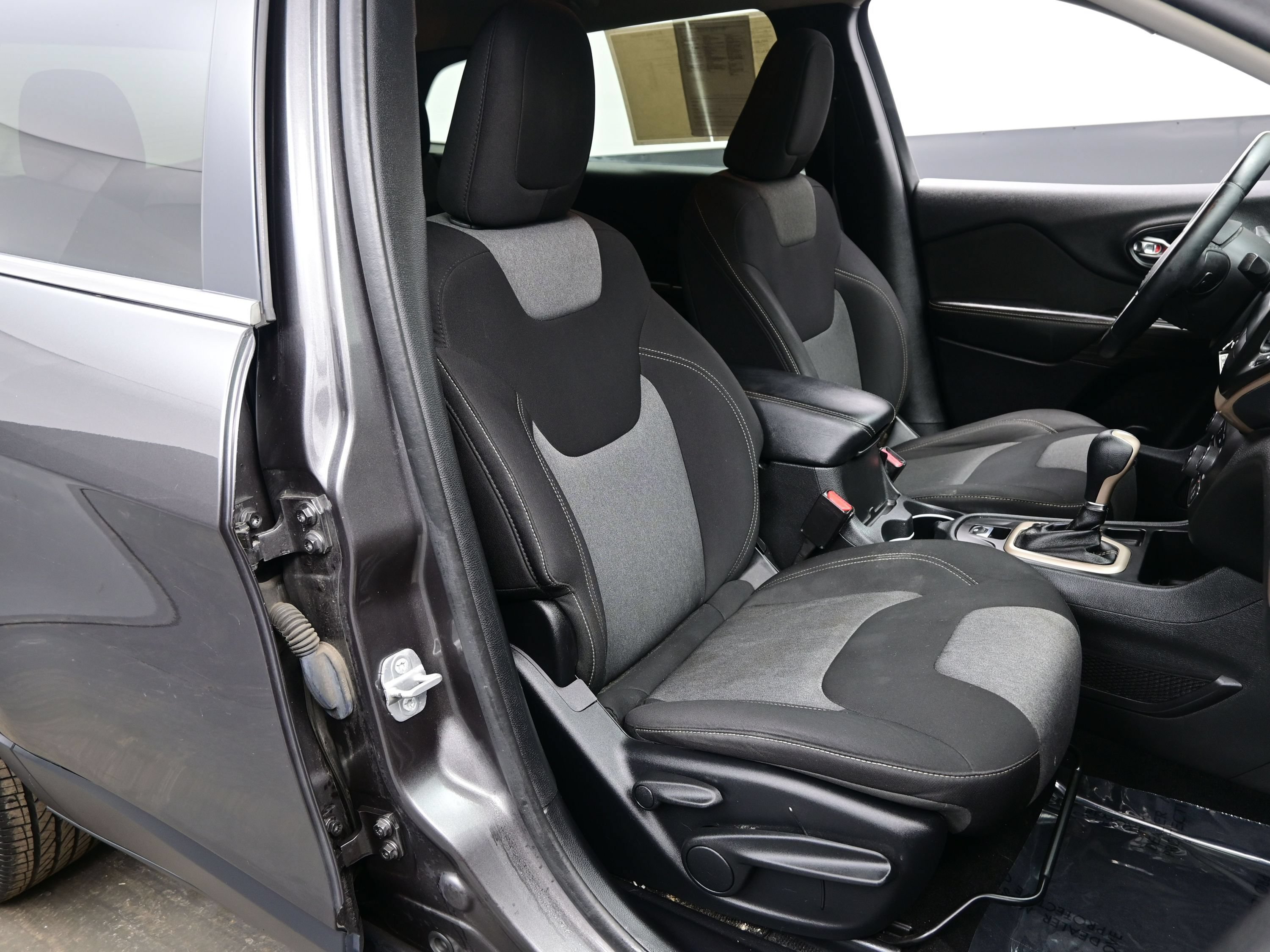 Used 2014 Jeep Cherokee Latitude FWD image 16