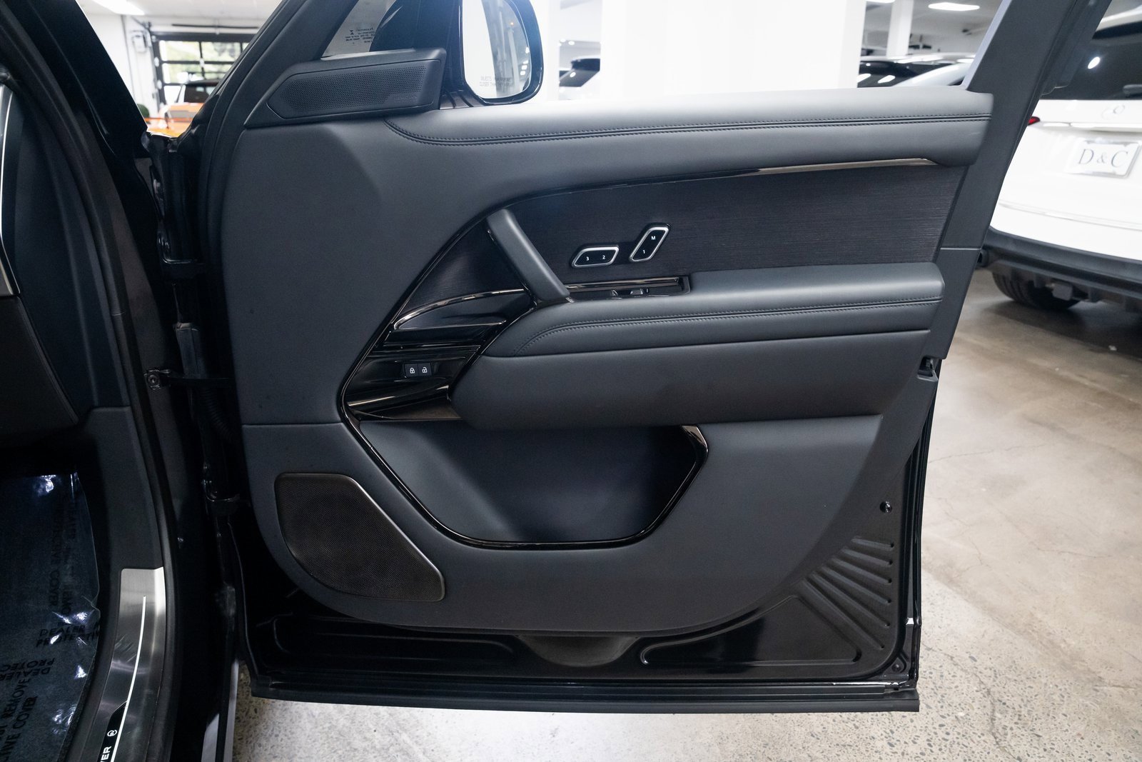 Used 2023 Land Rover Range Rover SV image 29