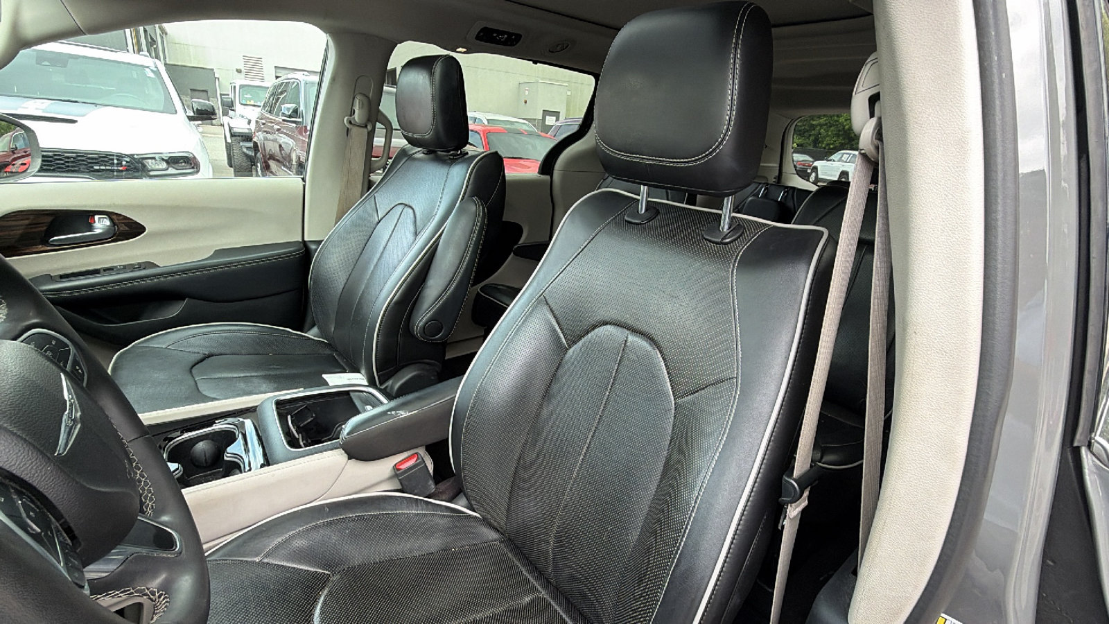 Used 2022 Chrysler Pacifica Limited FWD image 17