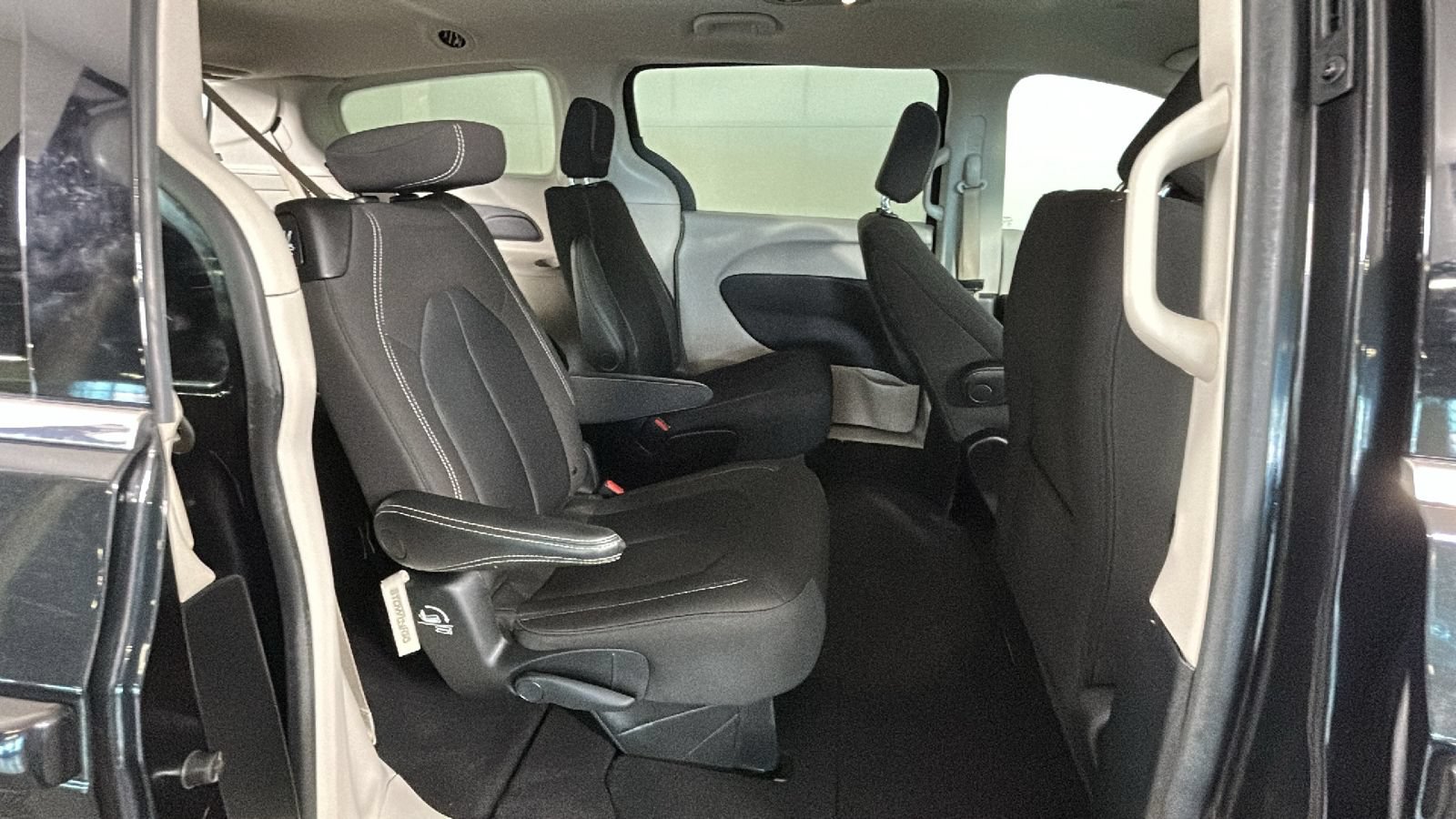 Used 2023 Chrysler Voyager LX FWD image 34