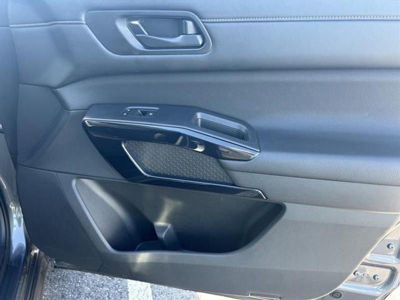 Used 2025 Nissan Pathfinder SV image 19