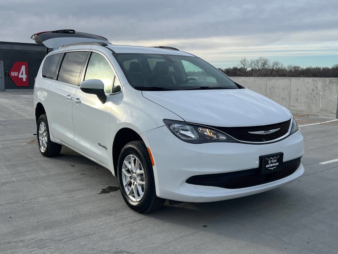 Used 2021 Chrysler Voyager Lxi image 4