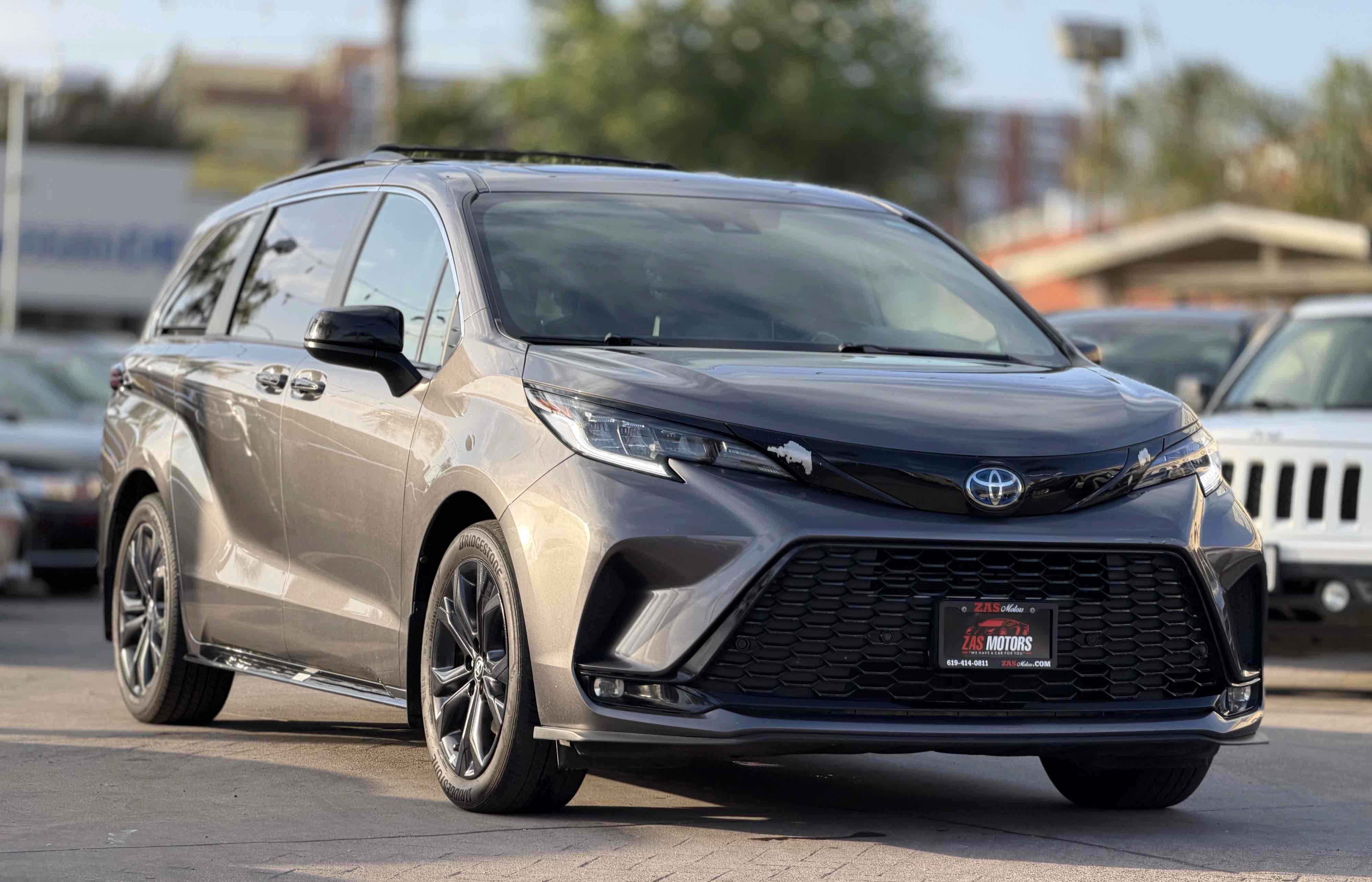 Used 2022 Toyota Sienna XSE w/ XSE Plus Package FWD image 4