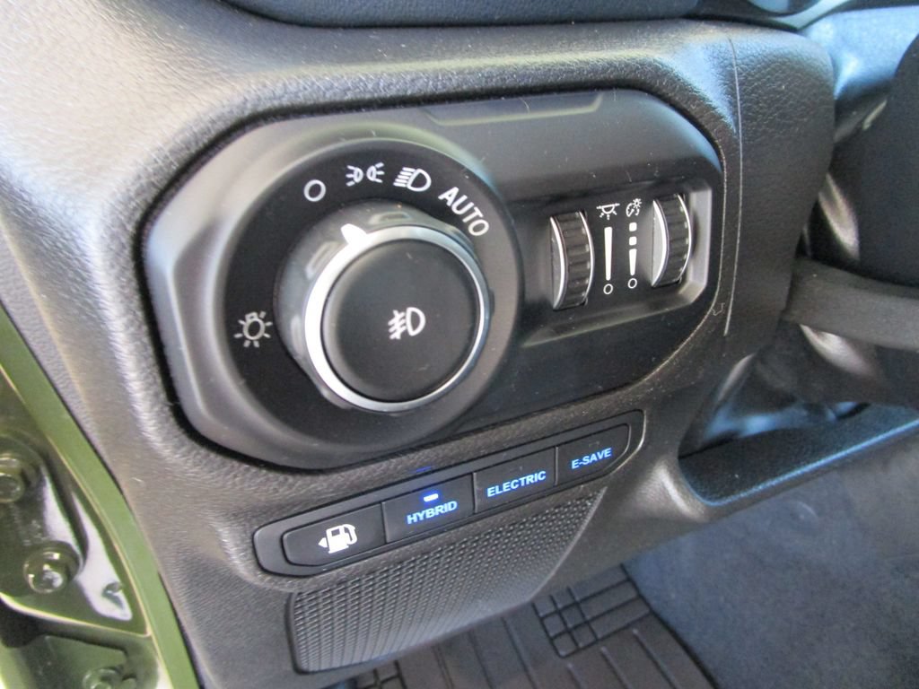 Used 2022 Jeep Wrangler Unlimited Sahara AWD/4WD image 30