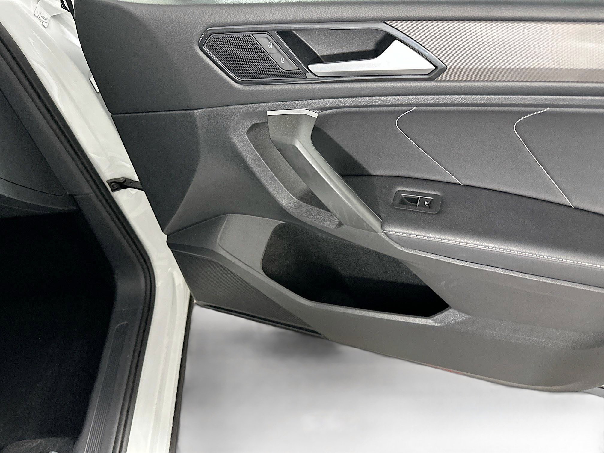 Used 2024 Volkswagen Tiguan SE image 29