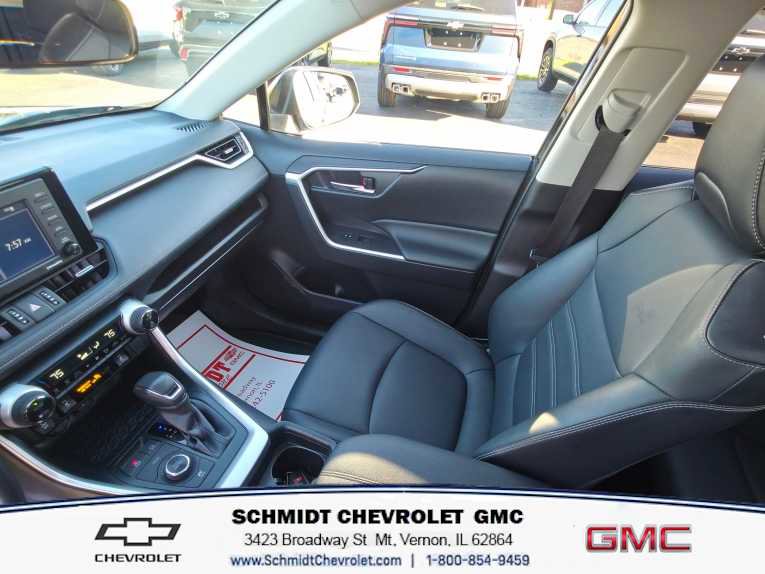 Used 2021 Toyota RAV4 XLE Premium image 17