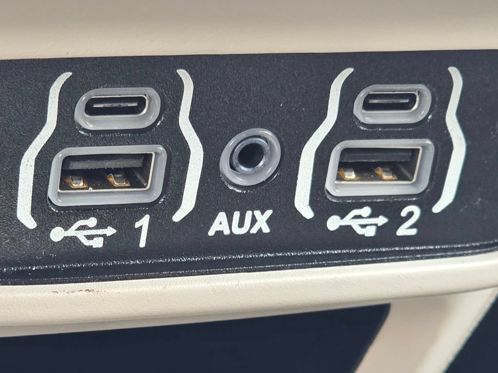 Used 2023 Chrysler Pacifica Touring-L FWD image 25