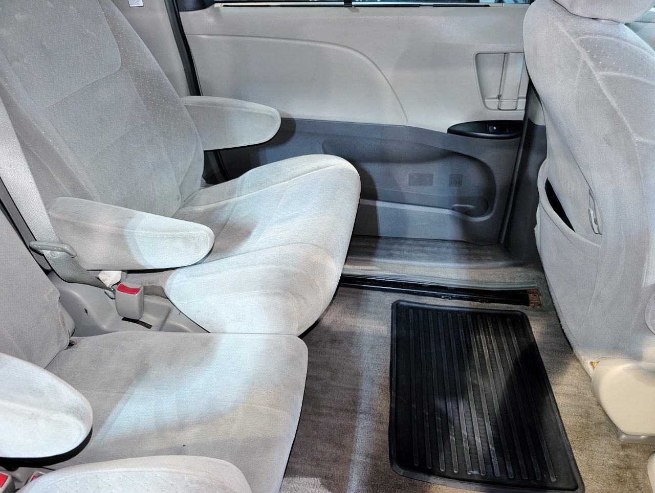 Used 2015 Toyota Sienna LE FWD image 26