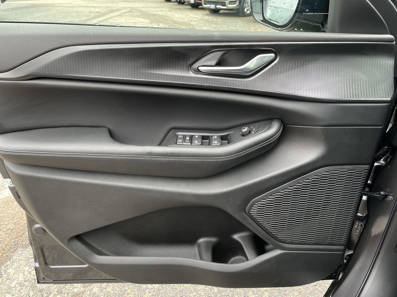 New 2025 Jeep Grand Cherokee Altitude image 25