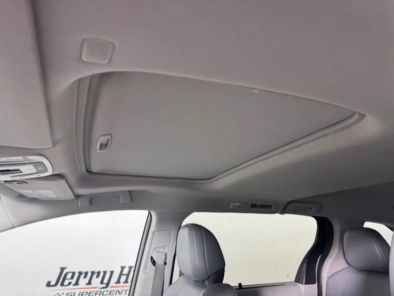 Used 2023 Toyota Sienna XLE FWD image 12