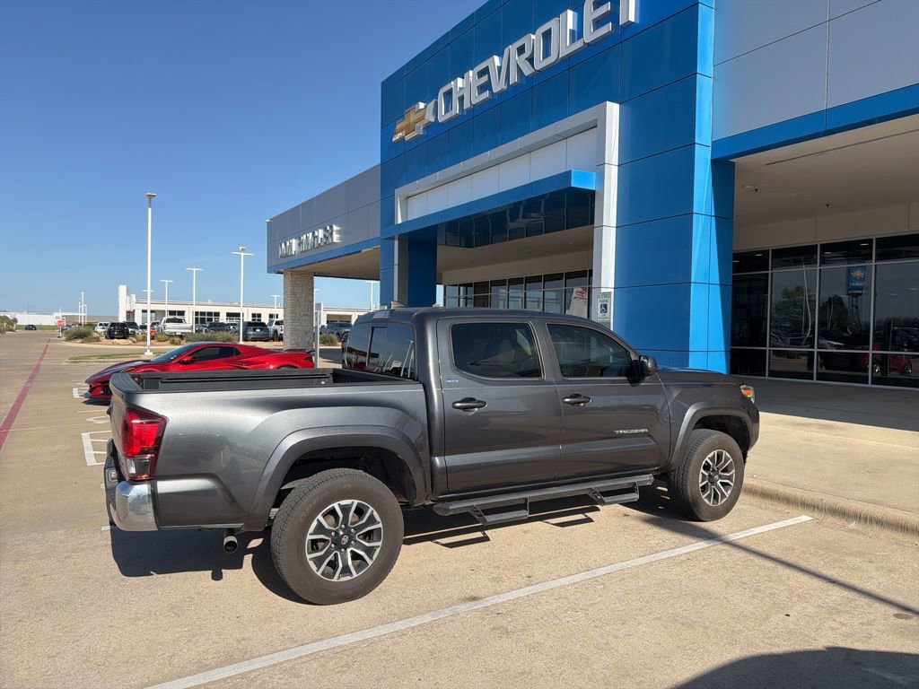 Used 2018 Toyota Tacoma SR5 RWD image 2