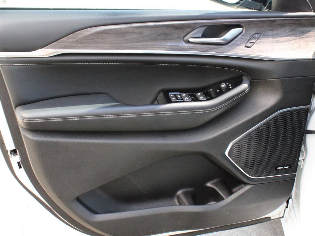 Certified 2023 Jeep Grand Cherokee L Overland AWD/4WD image 9
