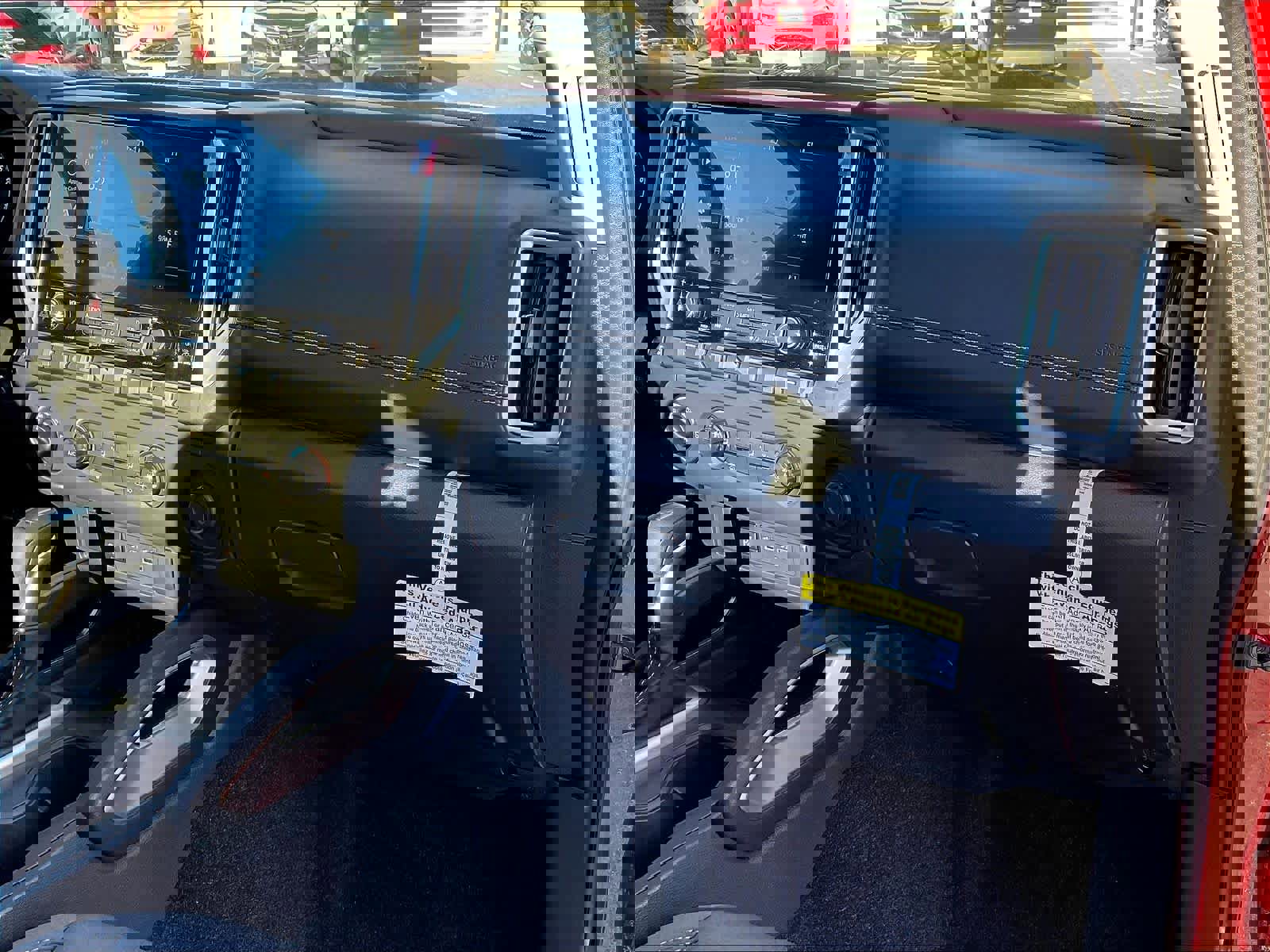 Used 2025 Nissan Frontier SV image 13