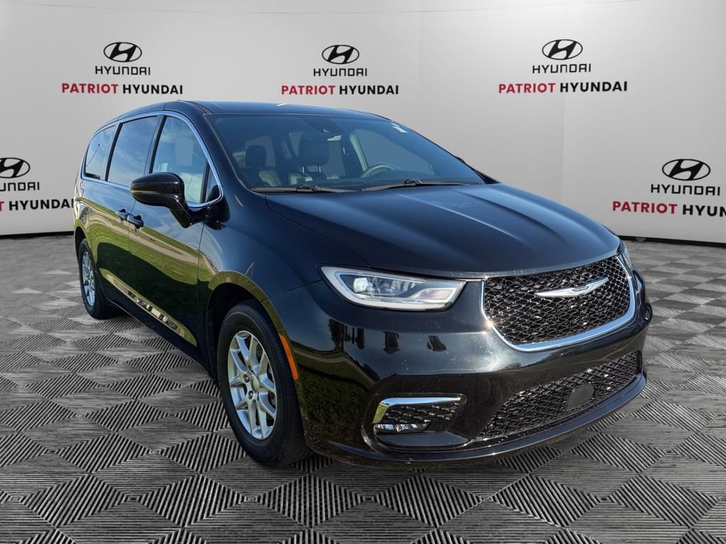 Used 2025 Chrysler Pacifica Select FWD image 1