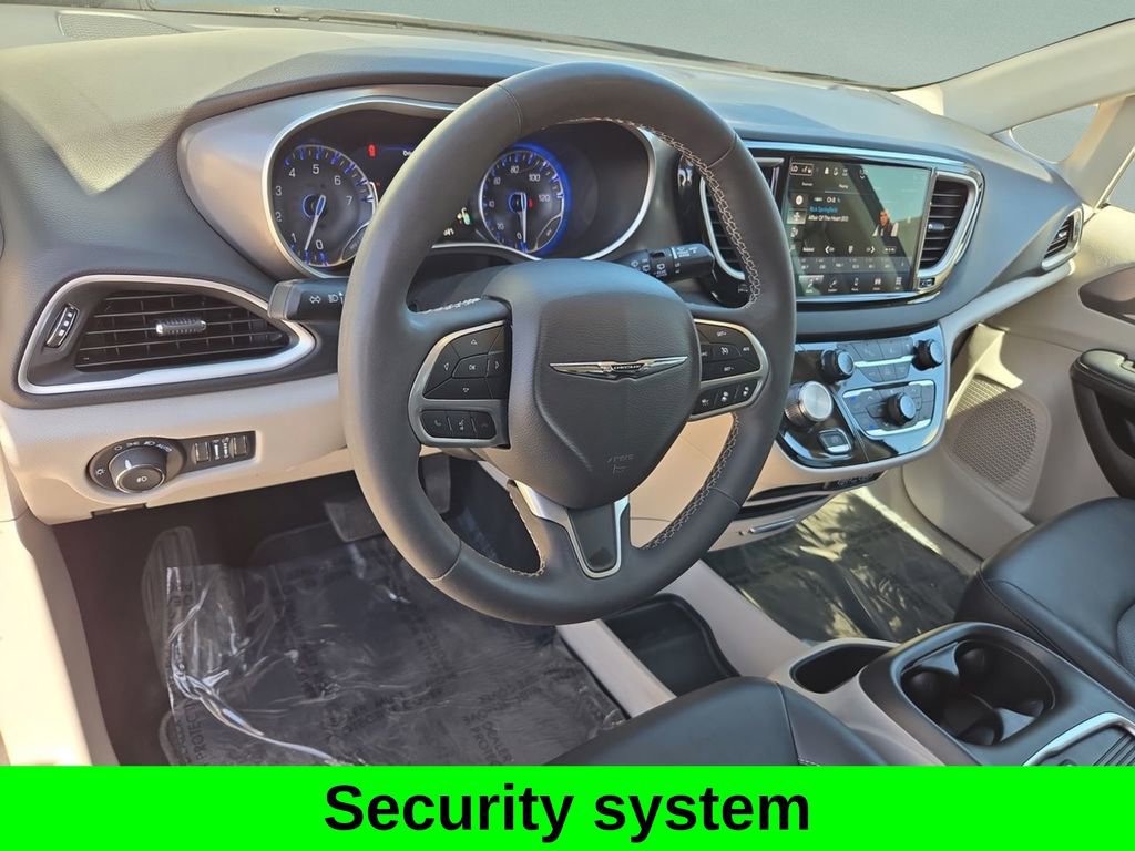 Used 2024 Chrysler Pacifica Touring-L image 17