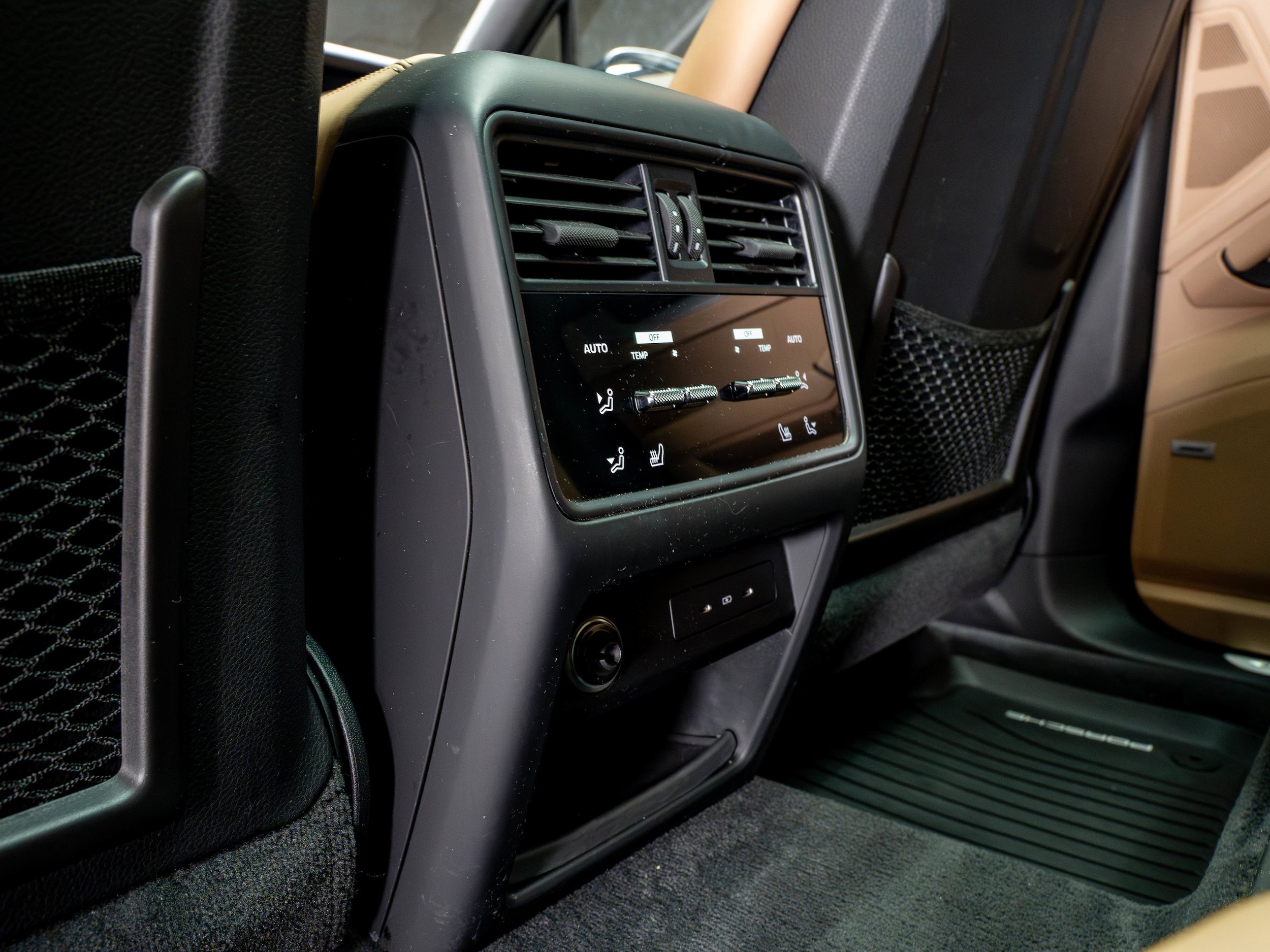 Certified 2024 Porsche Cayenne Coupe AWD/4WD image 44