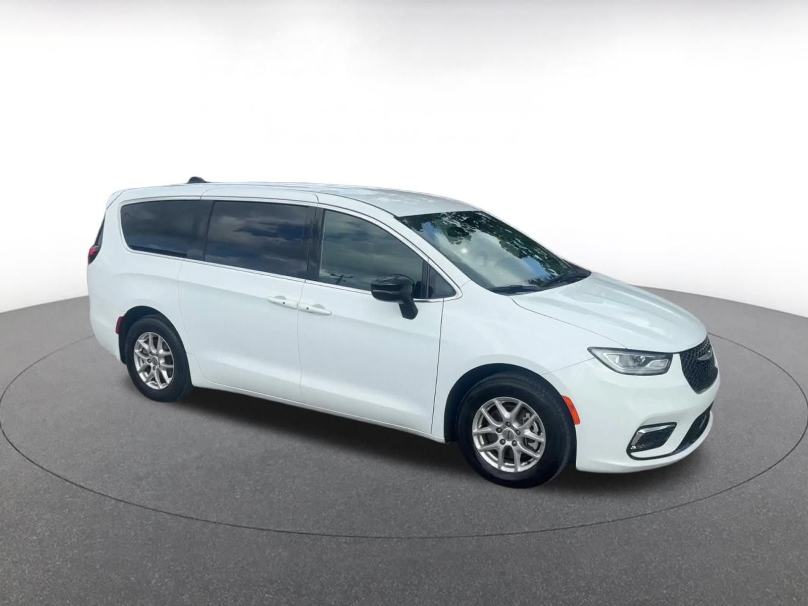 Used 2025 Chrysler Pacifica Select FWD video 2