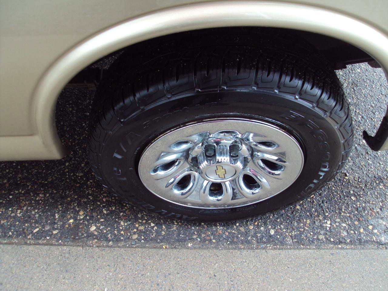 Used 2011 Chevrolet Express 1500 LT w/ LT Preferred Equipment Group image 32