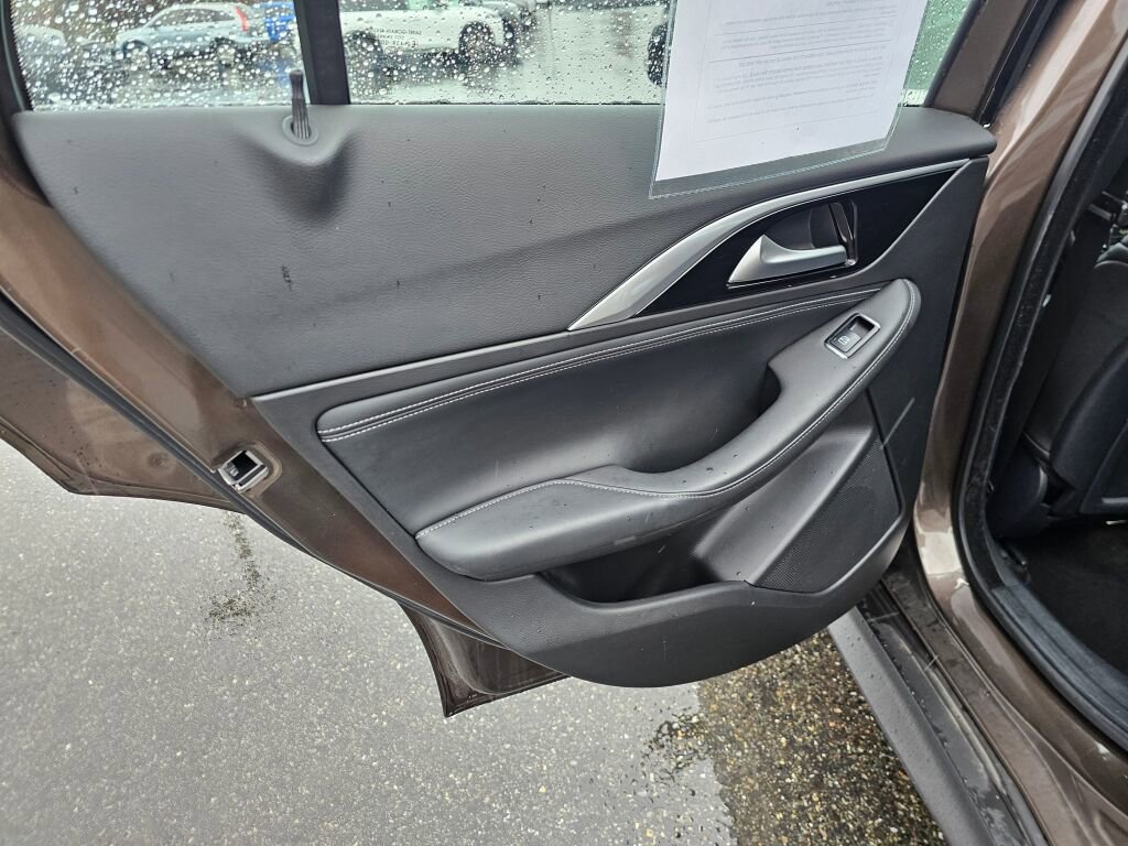 Used 2017 INFINITI QX30 Premium image 19