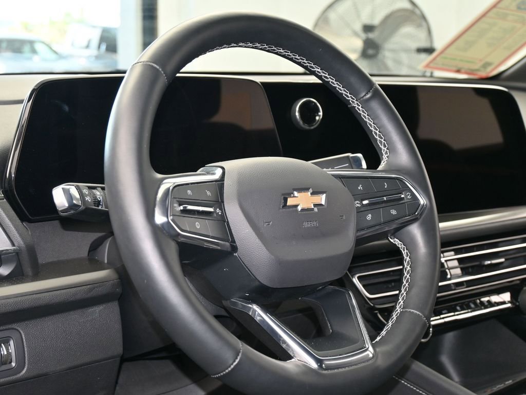 Used 2025 Chevrolet Traverse LT image 13