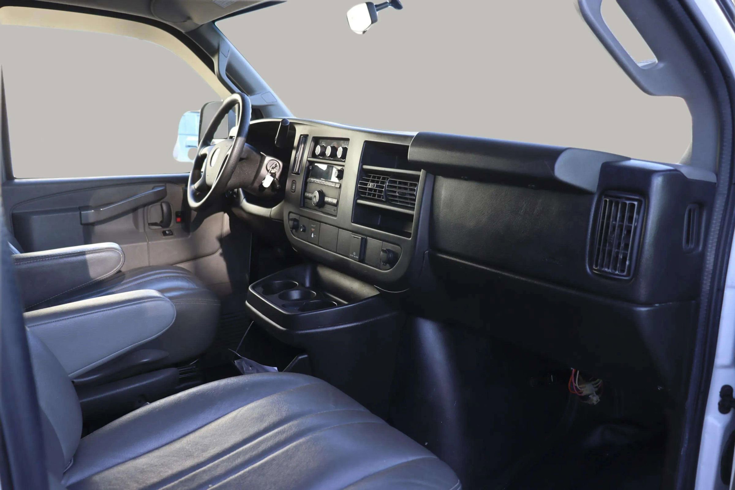 Used 2016 Chevrolet Express 2500 image 31