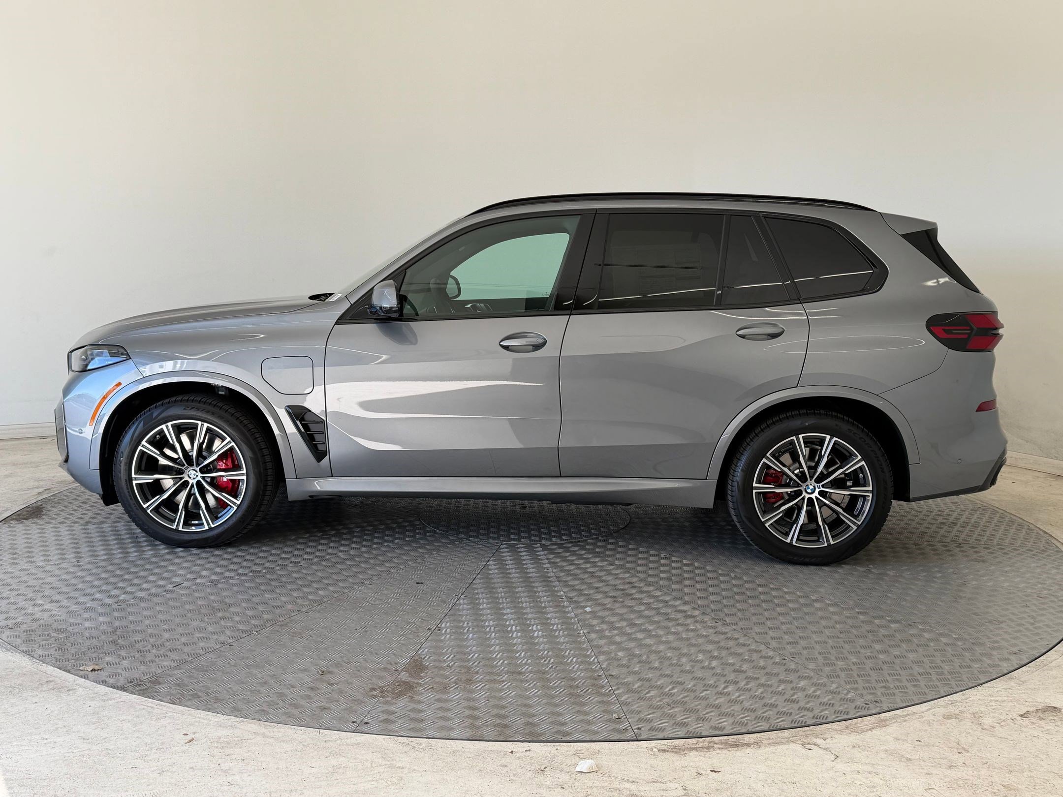 New 2026 BMW X5 xDrive50e w/ M Sport Package image 2