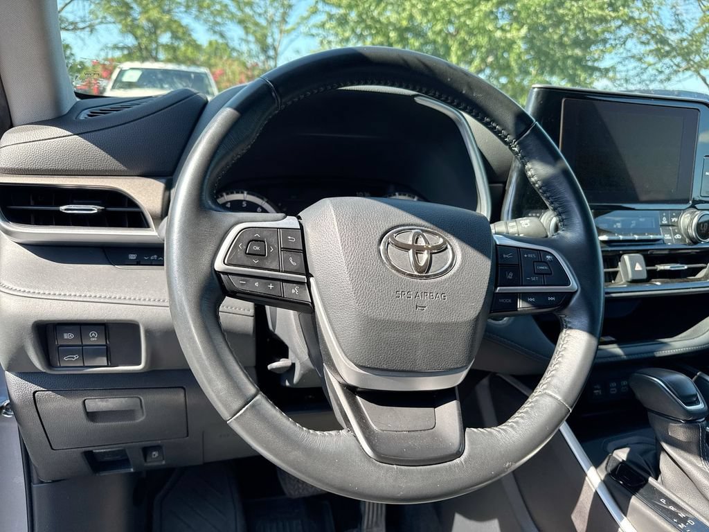 Used 2023 Toyota Highlander XLE AWD/4WD image 11