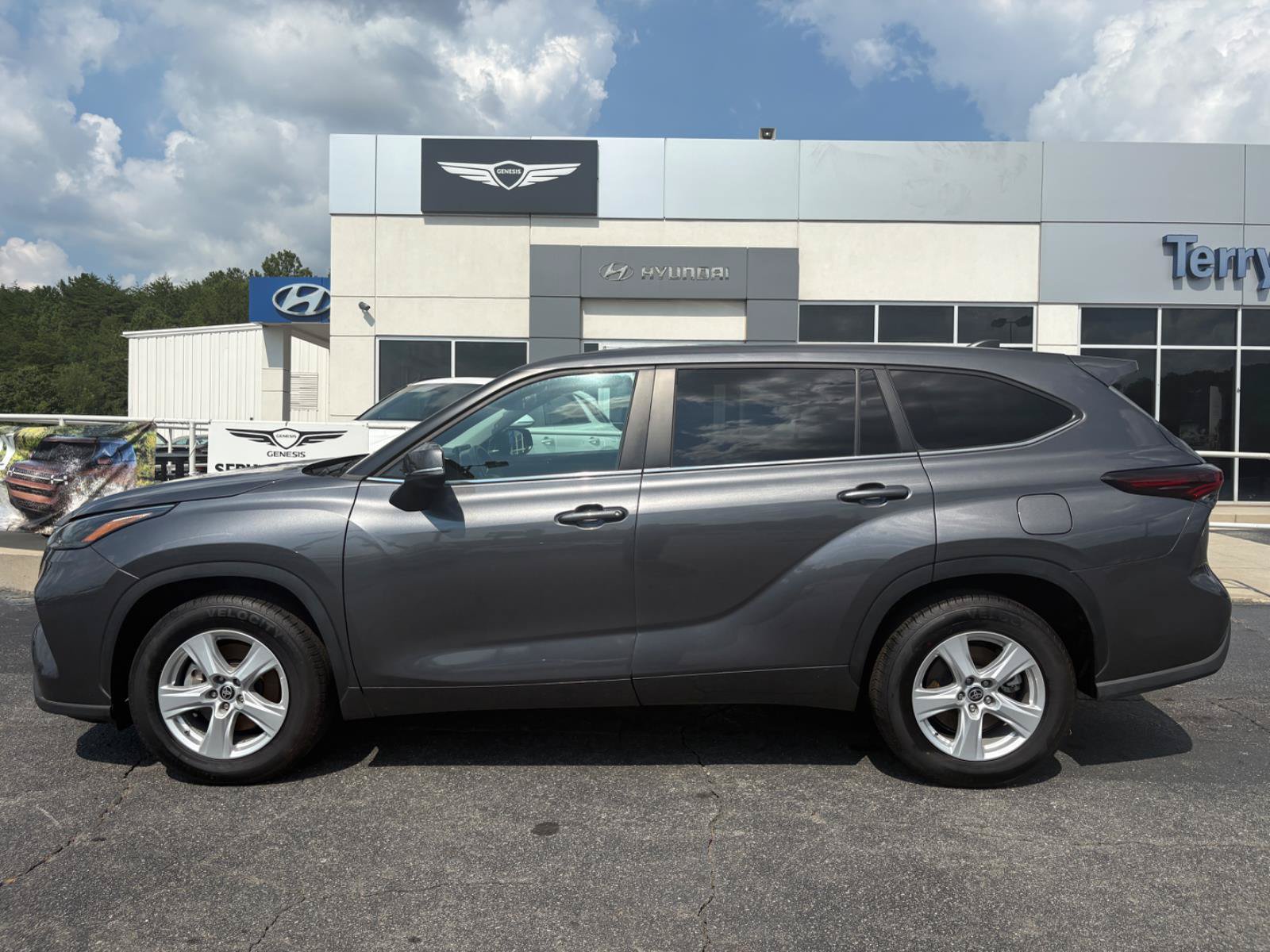 Used 2024 Toyota Highlander LE FWD image 4