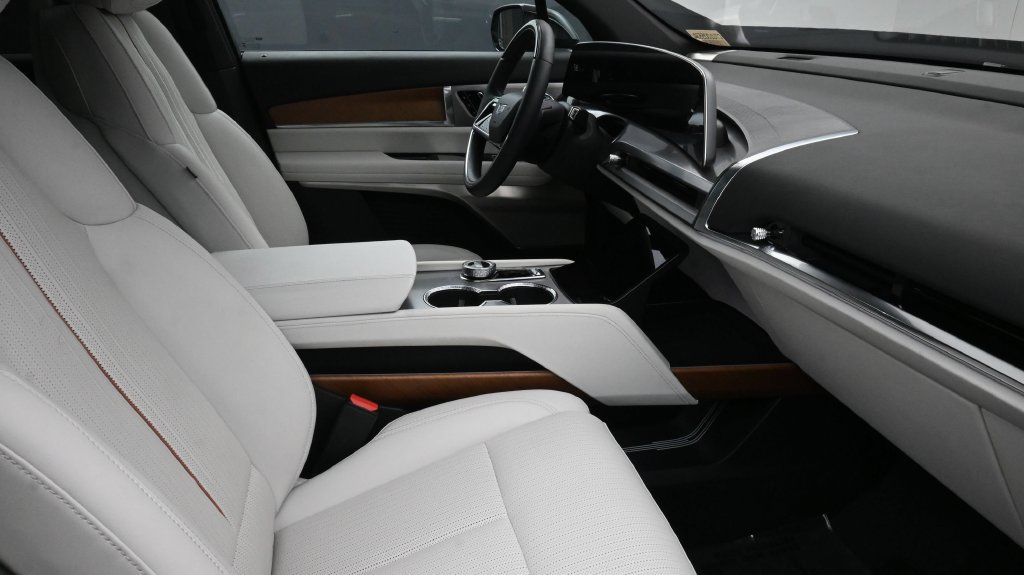 Certified 2026 Cadillac Vistiq Luxury AWD/4WD image 2