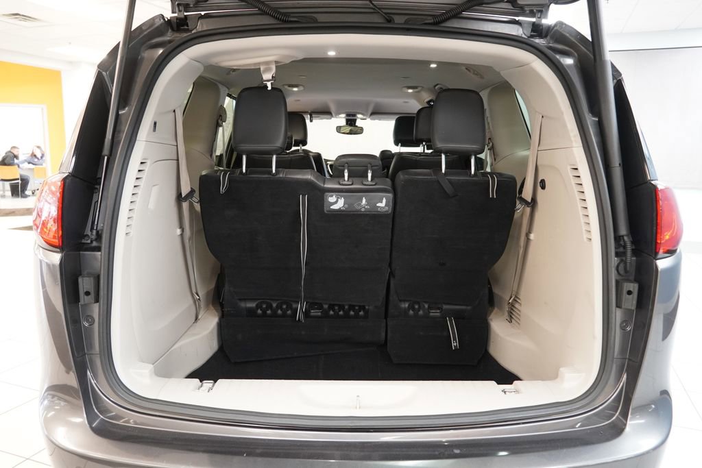 Used 2017 Chrysler Pacifica Touring-L Plus image 13
