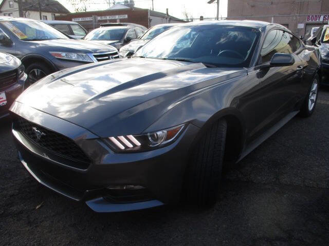 Used 2017 Ford Mustang Coupe image 4