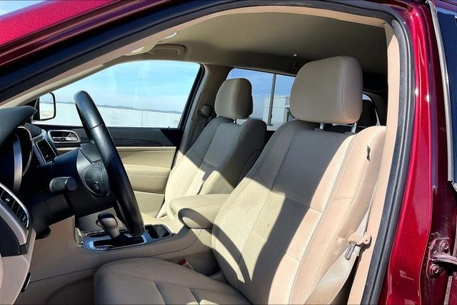 Used 2019 Jeep Grand Cherokee Laredo image 30