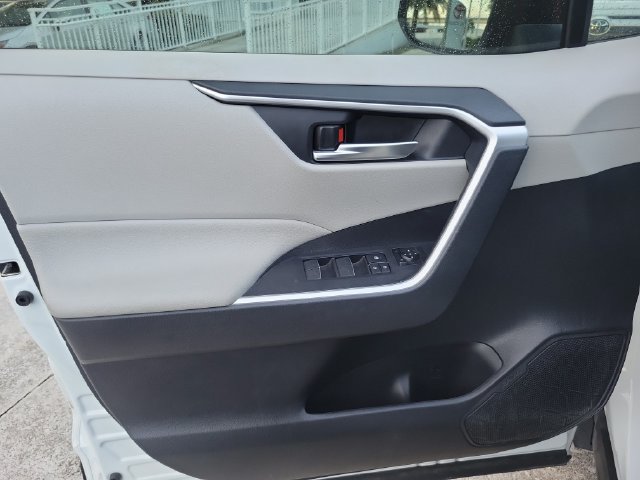Used 2025 Toyota RAV4 XLE AWD/4WD image 12