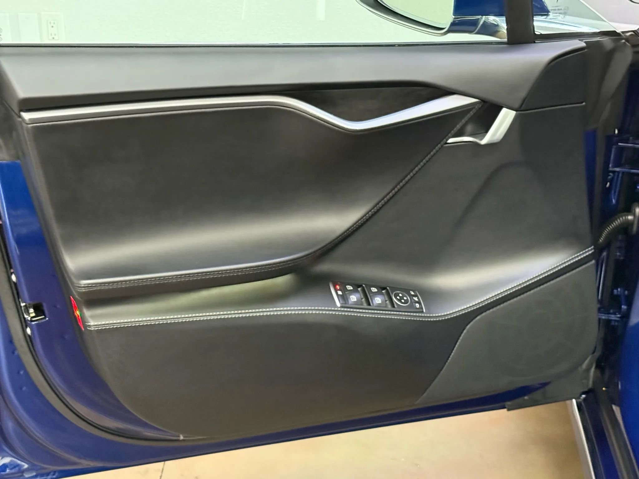 Used 2019 Tesla Model S Standard Range image 24