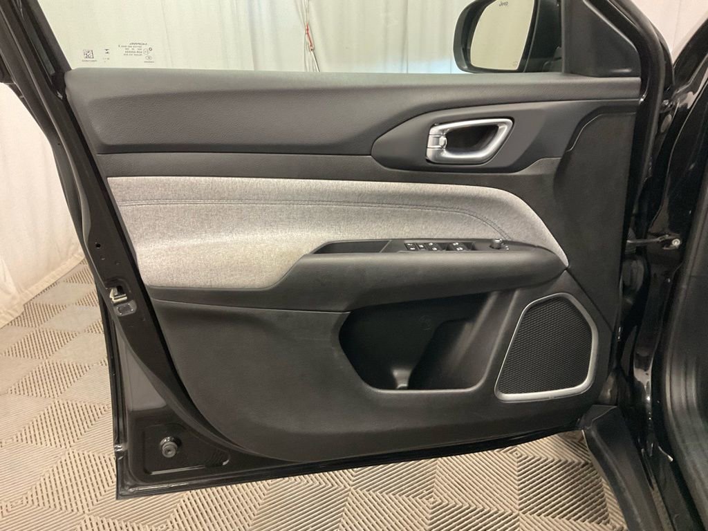 Used 2024 Jeep Compass Latitude image 10