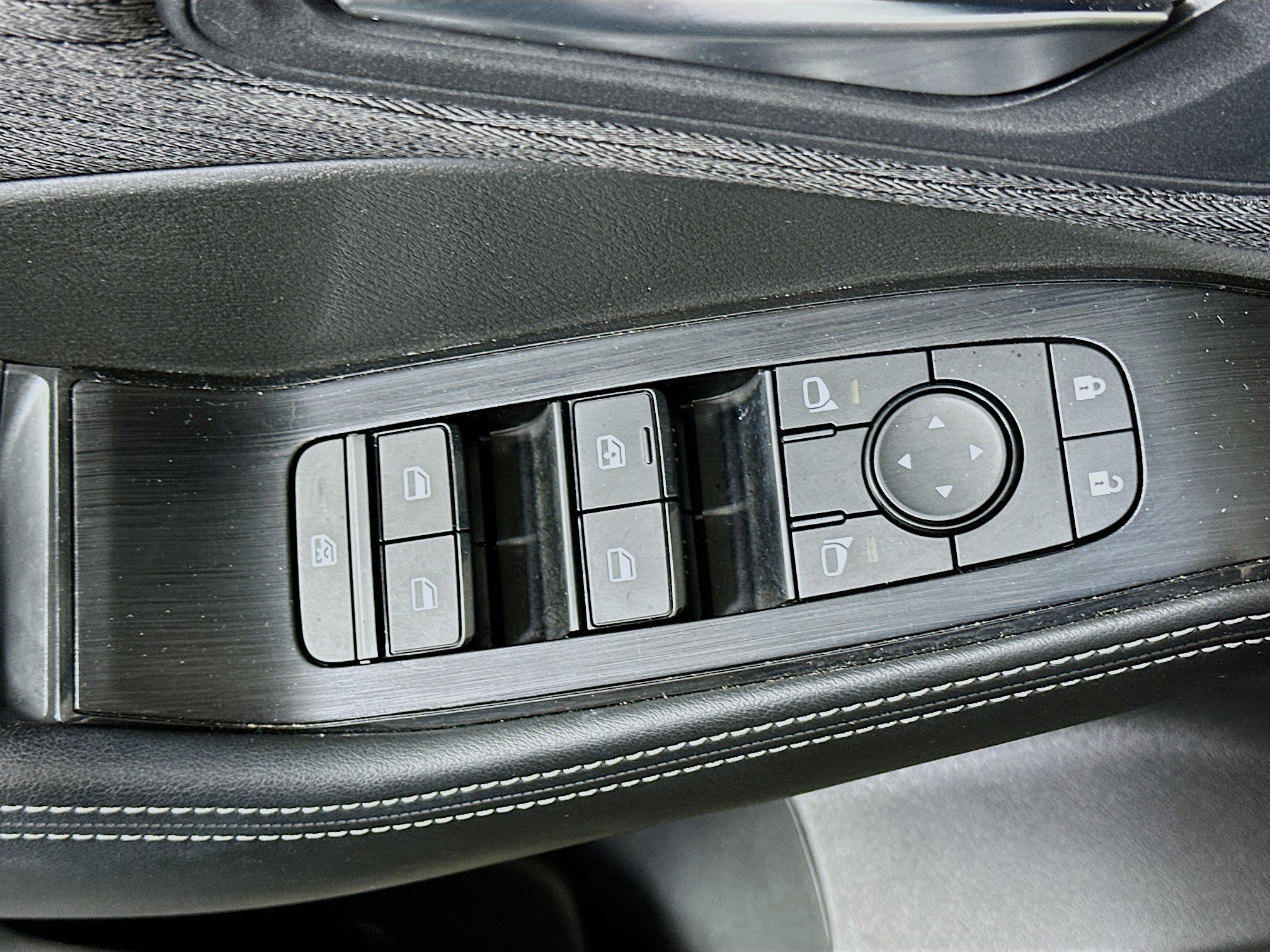 Used 2023 Nissan Rogue SV FWD image 15