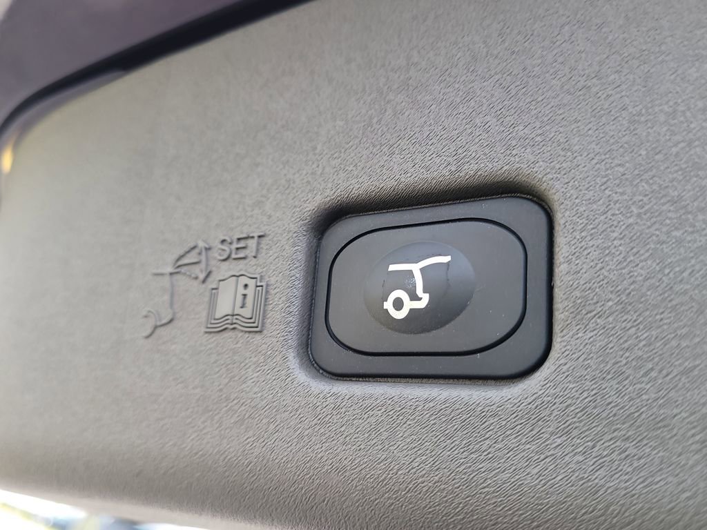 Certified 2025 Lincoln Nautilus Premier image 8