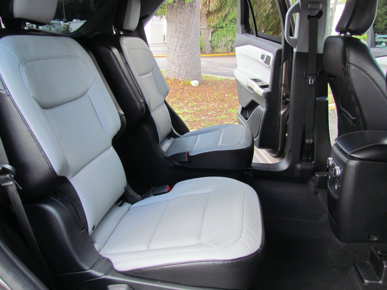 Used 2021 Ford Explorer XLT w/ Equipment Group 202A image 19