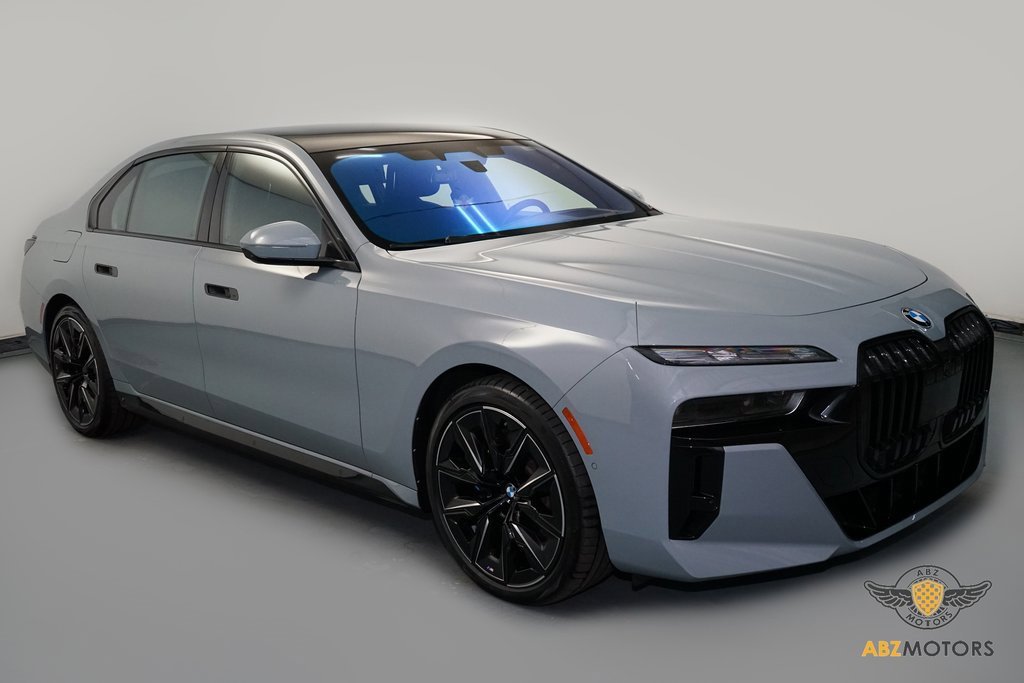 Used 2023 BMW 760i xDrive image 2