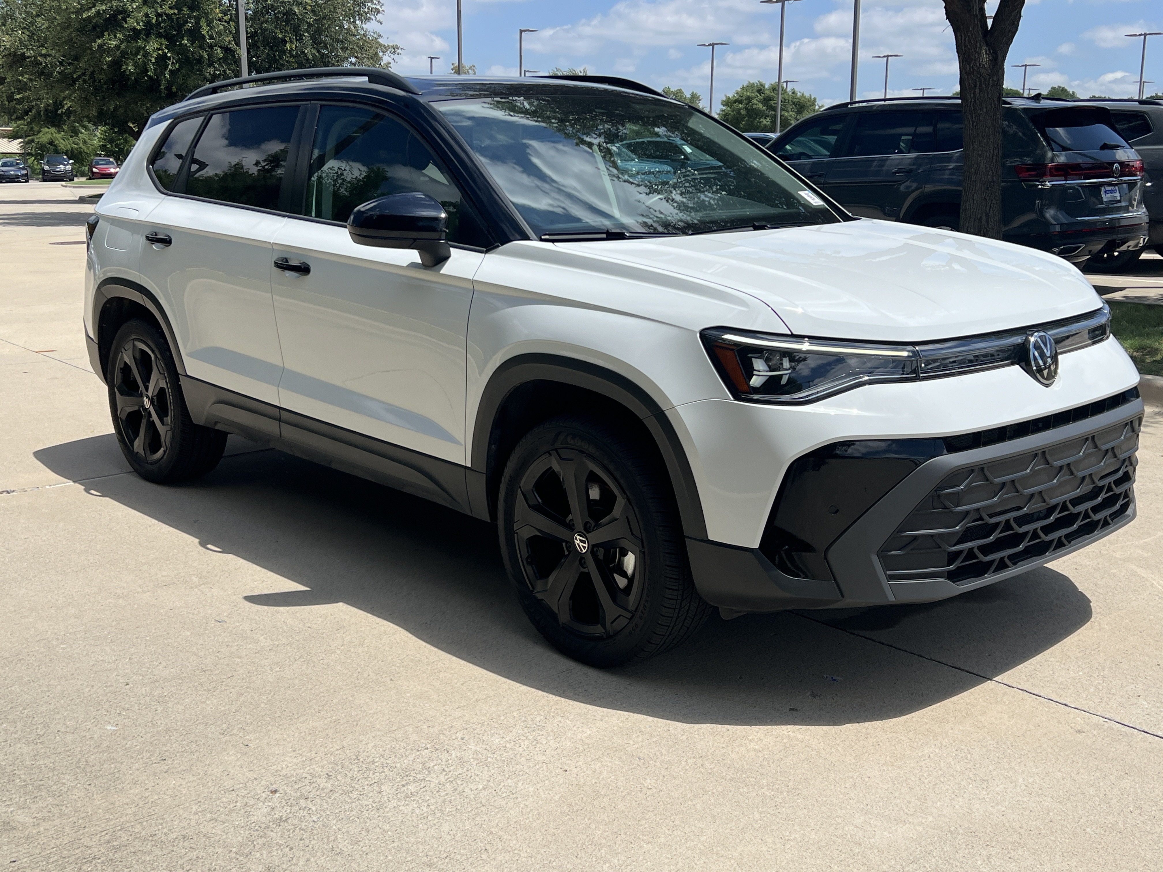 Certified 2025 Volkswagen Taos SE AWD/4WD image 2