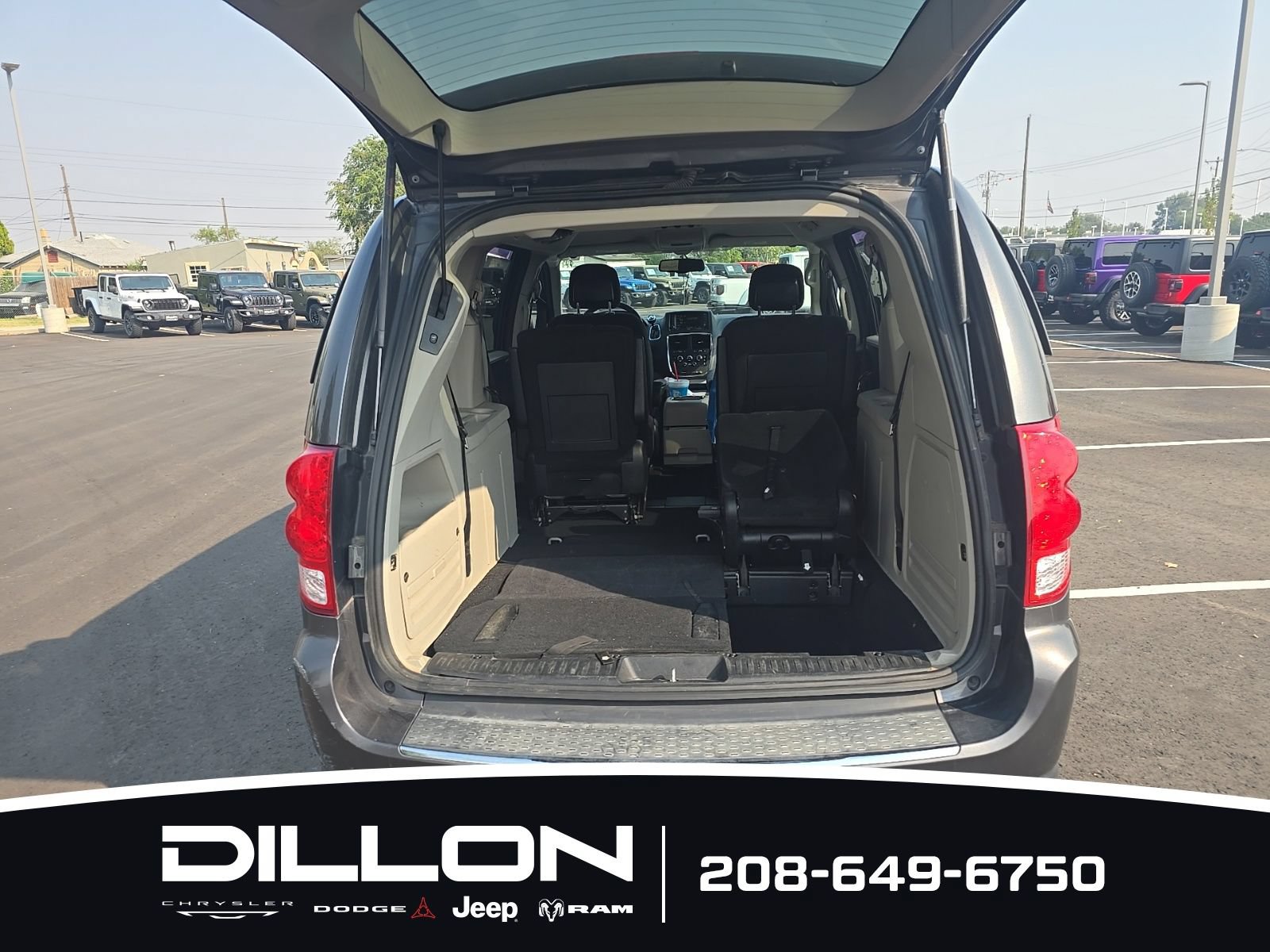 Used 2016 Dodge Grand Caravan SXT w/ UConnect Hands-Free Group FWD image 6