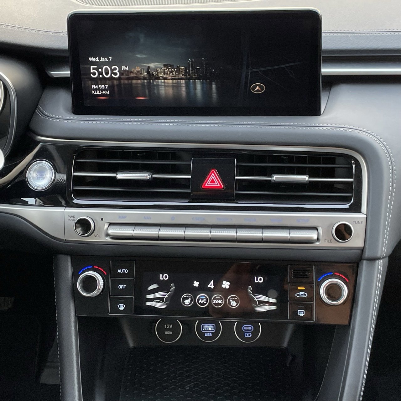 Used 2025 Genesis G70 2.5T image 17