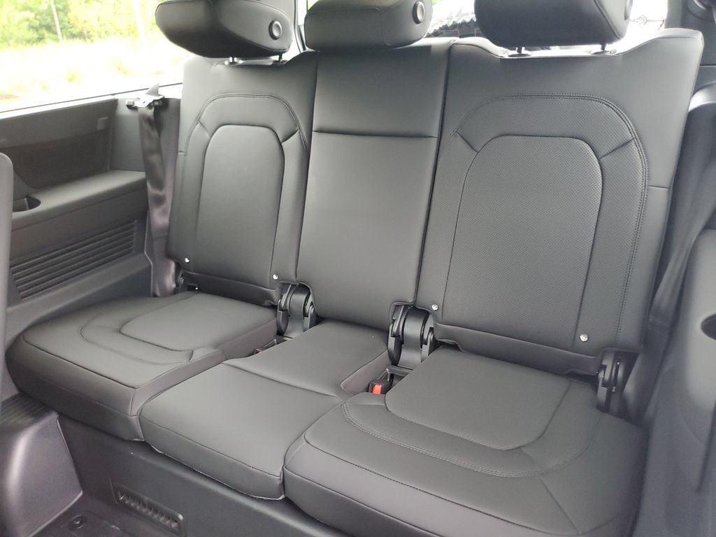New 2026 Land Rover Defender 130 X-Dynamic SE AWD/4WD image 30