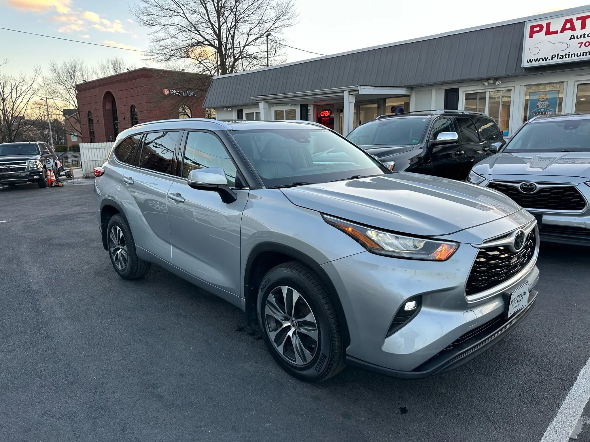 Used 2020 Toyota Highlander XLE image 3