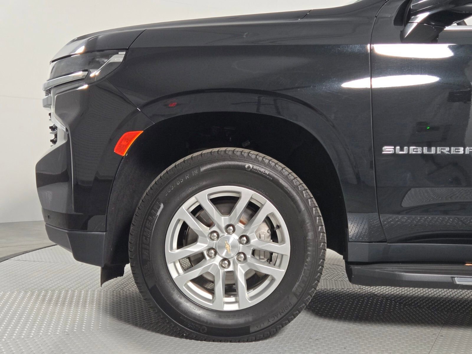 Used 2024 Chevrolet Suburban LT RWD image 9