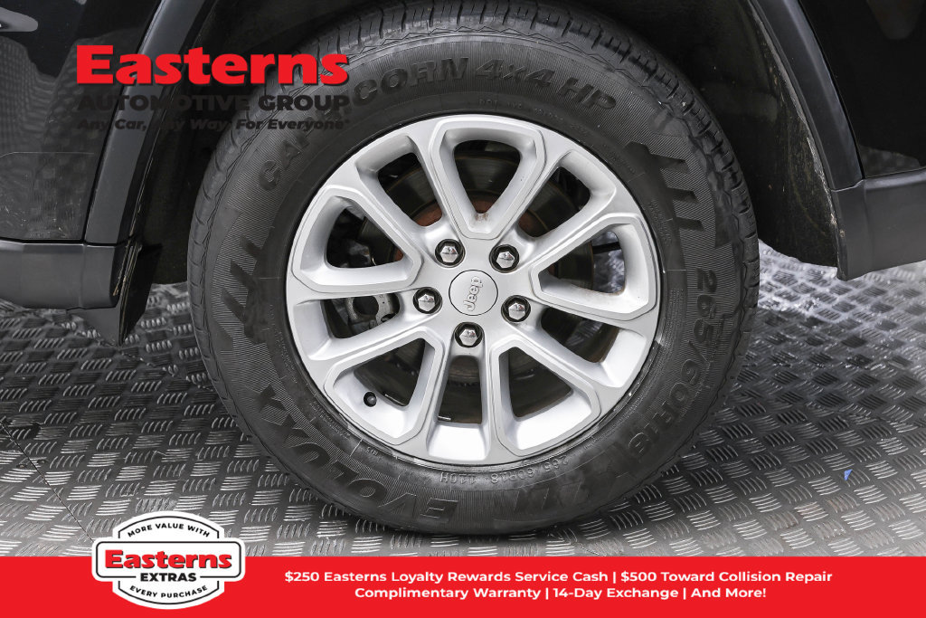 Used 2021 Jeep Grand Cherokee Laredo AWD/4WD image 9