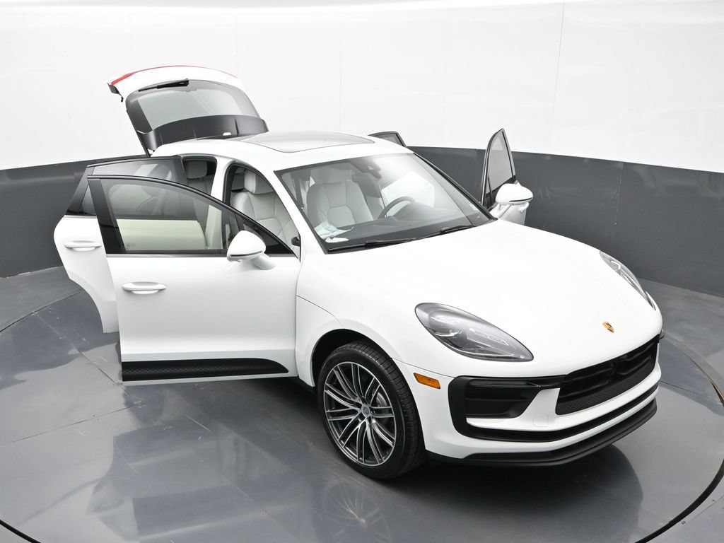 Certified 2025 Porsche Macan AWD/4WD image 36