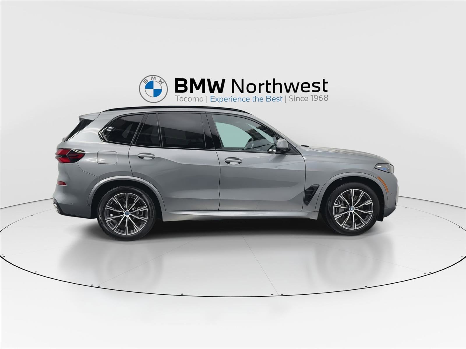 Used 2025 BMW X5 xDrive50e w/ M Sport Package image 4