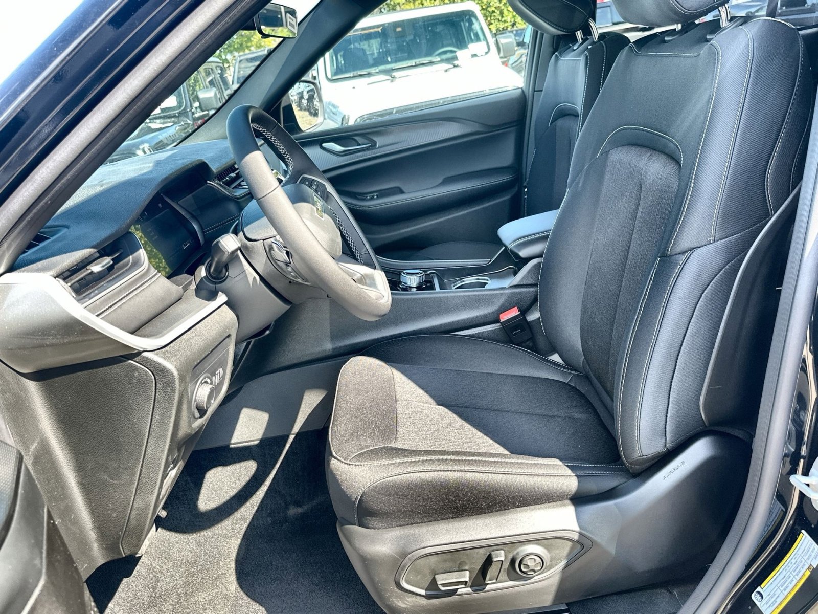 New 2025 Jeep Grand Cherokee Laredo X w/ Luxury Tech Group I image 13