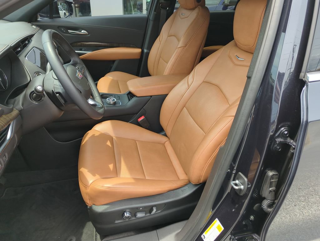 Used 2022 Cadillac XT4 Premium Luxury w/ Enhanced Visibility Package FWD image 12